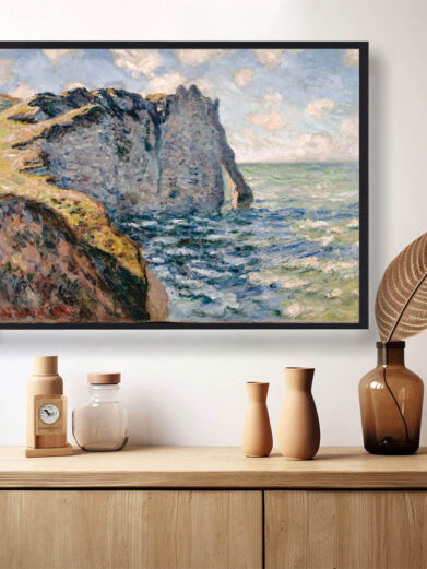 Manneport skildrer den dramatiske kystlinje ved Manneport, med de imponerende klippeformationer og den rolige havflade. Monet bruger bløde farver og lys til at indfange havets og himlens konstant skiftende udtryk, hvilket skaber en følelse af bevægelse i det ellers stille landskab.