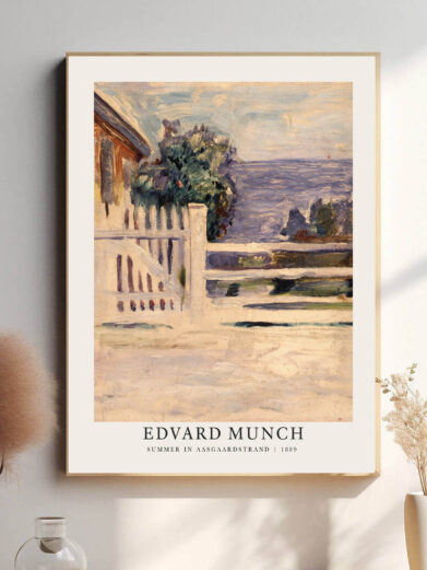 Denne plakat skildrer Edvard Munchs Summer in Åsgårdstrand, et maleri, der udstråler både ro og melankoli. Landskabet, med det stille hav og de enkle omgivelser, giver en følelse af sommerfred, men der er også en underliggende tone af ensomhed. Munch formår at kombinere det idylliske med det dybere, følelsesmæssige lag, hvilket gør plakaten til et klassisk eksempel på hans stil.