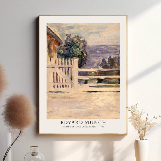 Denne plakat skildrer Edvard Munchs Summer in Åsgårdstrand, et maleri, der udstråler både ro og melankoli. Landskabet, med det stille hav og de enkle omgivelser, giver en følelse af sommerfred, men der er også en underliggende tone af ensomhed. Munch formår at kombinere det idylliske med det dybere, følelsesmæssige lag, hvilket gør plakaten til et klassisk eksempel på hans stil.