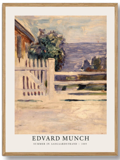 I Summer in Åsgårdstrand fanger Edvard Munch et landskab, der både er fredfyldt og følelsesmæssigt ladet. Plakaten udstråler en sommerstemning, hvor naturen og de blide farver giver et indtryk af ro, men samtidig forbliver der en underliggende følelsesmæssig dybde, som er kendetegnende for Munchs kunst. Det stille hav og de enkle omgivelser rummer en tyst melankoli.
