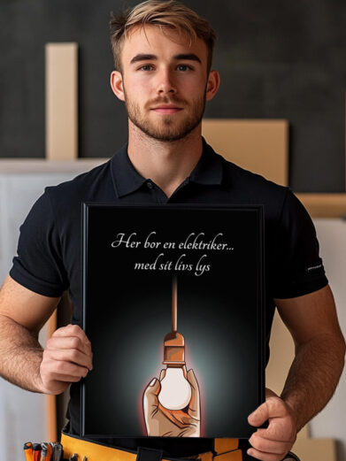 Elektrikerplakat med billede af hans fag hvor der står "Her bor en elektriker med sit livs gnist"