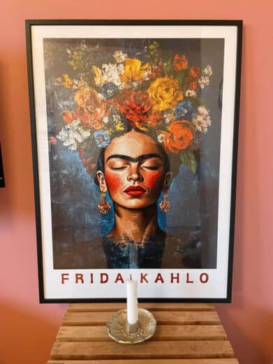 Farverig Frida Kahlo - Selvportræt med blomster plakat. Kunsttryk i høj kvalitet med smukke detaljer. Perfekt til din boligindretning.