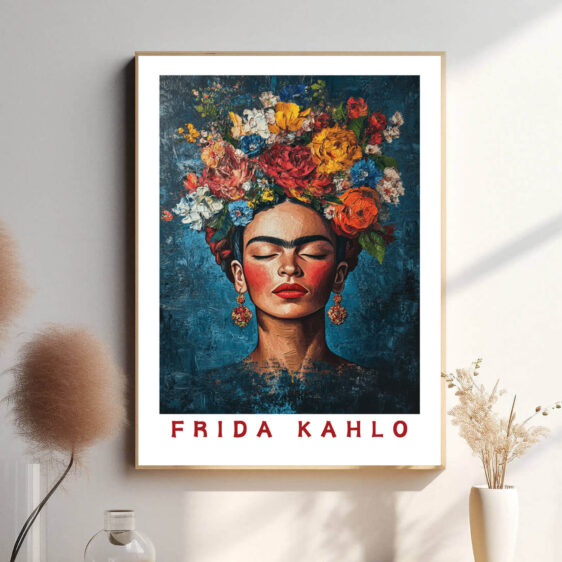 Denne plakat fanger Frida Kahlo i hendes karakteristiske stil, hvor intense farver og dyb symbolik mødes. Hendes portræt udstråler både styrke og sårbarhed, og plakaten er et visuelt vidnesbyrd om hendes personlige rejse og kunstneriske vision. Kahlos evne til at udtrykke sine dybeste følelser gennem kunsten gør denne plakat til en hyldest til hendes uforlignelige talent.