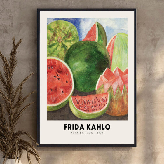 Denne plakat fanger Frida Kahlos Viva La Vida med dens livlige farver og symbolske elementer. Det er en hyldest til livet, fyldt med både glæde og smerte, og viser Kahlo som en kunstner, der med sine værker udtrykker sin modstandskraft og sin dybe forbindelse til naturen.