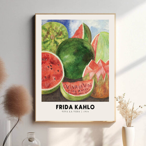 En kraftfuld plakat, der fremhæver Frida Kahlos Viva La Vida maleri, hvor hun fejrer livet, selv i sine sværeste øjeblikke. Den farverige frugt og symbolikken i plakaten afspejler hendes triumf over modgang, hendes styrke og hendes konstante søgen efter håb og livskraft.