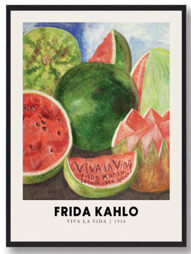 Denne plakat fanger ånden i Frida Kahlos Viva La Vida, hvor hun maler et billede af både livets styrke og de udfordringer, vi møder. Med sin stærke farvepalet og symbolske elementer skaber plakaten en visuel påmindelse om at fejre livet, selv når det er fyldt med modgang.