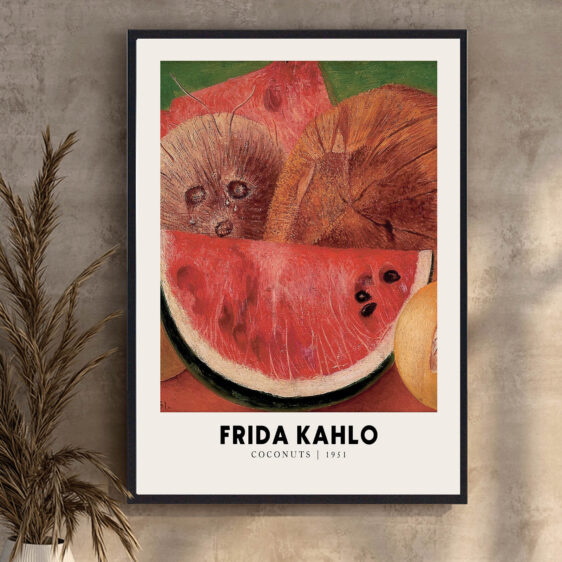 En plakat, der skildrer Frida Kahlo med kokosnødder som en del af hendes kunstneriske fortælling. Kokosnødderne fungerer som et symbol på hendes mexicanske arv og hendes forbindelse til naturen. Plakaten fanger både det stærke og det skrøbelige aspekt af Kahlos liv, hvor hun fandt inspiration i de elementer, der omgav hende.