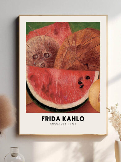 Denne plakat viser Frida Kahlo med kokosnødder, et symbol på både styrke og modstandskraft. Kokosnødderne, med deres hårde ydre og søde indre, afspejler Kahlos egen livshistorie – en balance mellem det ydre, der virker hårdt og uigennemtrængeligt, og hendes indre styrke og sårbarhed.
