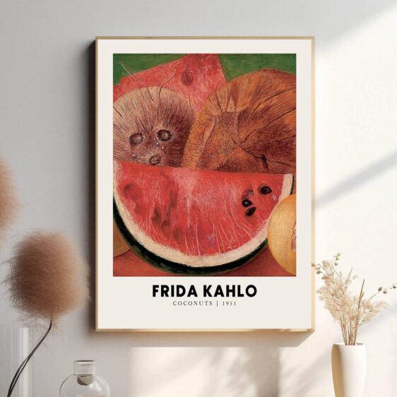 Denne plakat viser Frida Kahlo med kokosnødder, et symbol på både styrke og modstandskraft. Kokosnødderne, med deres hårde ydre og søde indre, afspejler Kahlos egen livshistorie – en balance mellem det ydre, der virker hårdt og uigennemtrængeligt, og hendes indre styrke og sårbarhed.