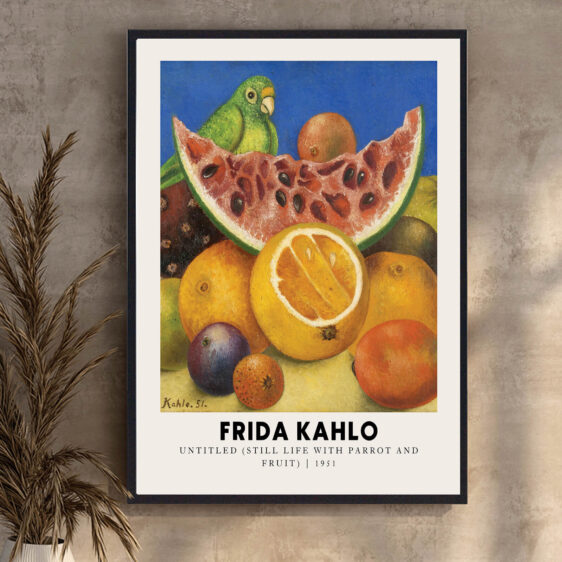 En smuk plakat, der viser Frida Kahlo omgivet af frugter, et symbol på både frugtbarhed og sårbarhed. Kahlo bruger disse elementer til at udtrykke sin forbindelse til naturen og menneskets livskraft. Plakaten afspejler hendes evne til at finde skønhed i både glæde og lidelse.