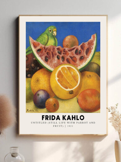 Denne plakat skildrer Frida Kahlo i et farverigt selvportræt, hvor frugter spiller en central rolle. Frugterne symboliserer både livets rigdom og de smertefulde aspekter af hendes personlige rejse. Kahlo bruger naturens elementer til at udtrykke sin forbindelse til livet og dens cyklus, mens hun samtidigt konfronterer de dybe følelser og oplevelser, der formede hende.