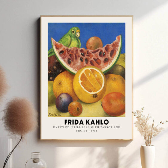 Denne plakat skildrer Frida Kahlo i et farverigt selvportræt, hvor frugter spiller en central rolle. Frugterne symboliserer både livets rigdom og de smertefulde aspekter af hendes personlige rejse. Kahlo bruger naturens elementer til at udtrykke sin forbindelse til livet og dens cyklus, mens hun samtidigt konfronterer de dybe følelser og oplevelser, der formede hende.