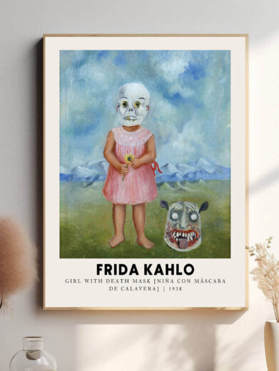 Denne plakat skildrer Frida Kahlo i et dramatisk selvportræt, hvor hun bærer en dødmaske. Billedet udtrykker hendes konstante nærhed til smerte og døden, og symboliserer både hendes fysiske lidelser og hendes dybe forståelse for livets skrøbelighed. Det er en visuelt kraftfuld påmindelse om Kahlos evne til at konfrontere døden med mod og ære.