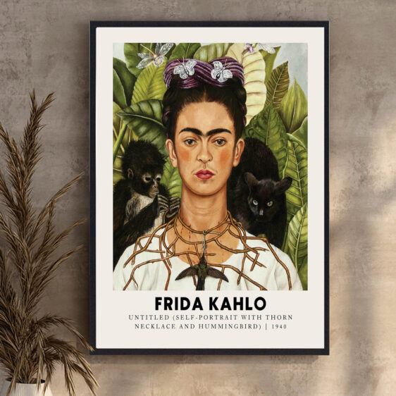 En intens plakat, der viser Frida Kahlos ikoniske selvportræt. Den stærke farvepalet og de dramatiske elementer i hendes ansigt skaber en dyb følelsesmæssig forbindelse, der afspejler hendes indre kamp og styrke.