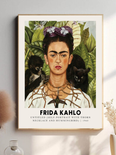 Denne plakat skildrer Frida Kahlo i et af hendes ikoniske selvportrætter, hvor hendes ansigt og farverige omgivelser taler om både styrke og smerte. Hendes intense blik og de symboliske elementer, som blomster og dyr, giver et indblik i hendes indre liv og hendes kunstneriske vision. Plakaten er en hyldest til Kahlos evne til at udtrykke sine dybeste følelser gennem malerierne.