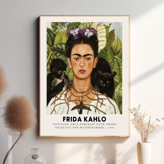 Denne plakat skildrer Frida Kahlo i et af hendes ikoniske selvportrætter, hvor hendes ansigt og farverige omgivelser taler om både styrke og smerte. Hendes intense blik og de symboliske elementer, som blomster og dyr, giver et indblik i hendes indre liv og hendes kunstneriske vision. Plakaten er en hyldest til Kahlos evne til at udtrykke sine dybeste følelser gennem malerierne.