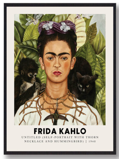 Et kraftfuldt selvportræt af Frida Kahlo, hvor hendes ansigt og de levende farver udtrykker både smerte og styrke. Plakaten afspejler hendes unikke stil og hendes evne til at kommunikere dybe følelser gennem kunsten.