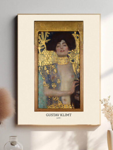 Klimt bruger sin karakteristiske dekorative stil til at give Judith en mørk og symbolsk dybde. Judiths kraft og hendes rolle som en beslutsom og handlekraftig kvinde er understøttet af de rød- og gyldntoner, der omkranser hende, hvilket skaber et værk, der både er sensuelt og dramatisk.