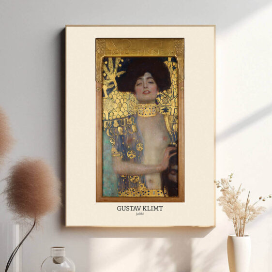 Klimt bruger sin karakteristiske dekorative stil til at give Judith en mørk og symbolsk dybde. Judiths kraft og hendes rolle som en beslutsom og handlekraftig kvinde er understøttet af de rød- og gyldntoner, der omkranser hende, hvilket skaber et værk, der både er sensuelt og dramatisk.