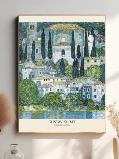 Klimts maleri af kirken i Cassone viser hans dygtighed til at fange både landskabet og bygningens detaljer på en måde, der næsten føles som en hyldest til naturens skønhed. De rigelige farver og de fine penselstrøg bringer liv til både kirkens struktur og det omkringliggende landskab, som står i kontrast til kirkens ro.