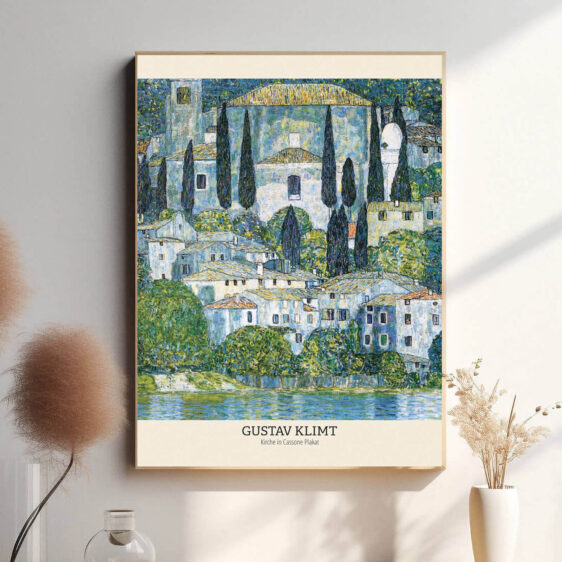 Klimts maleri af kirken i Cassone viser hans dygtighed til at fange både landskabet og bygningens detaljer på en måde, der næsten føles som en hyldest til naturens skønhed. De rigelige farver og de fine penselstrøg bringer liv til både kirkens struktur og det omkringliggende landskab, som står i kontrast til kirkens ro.