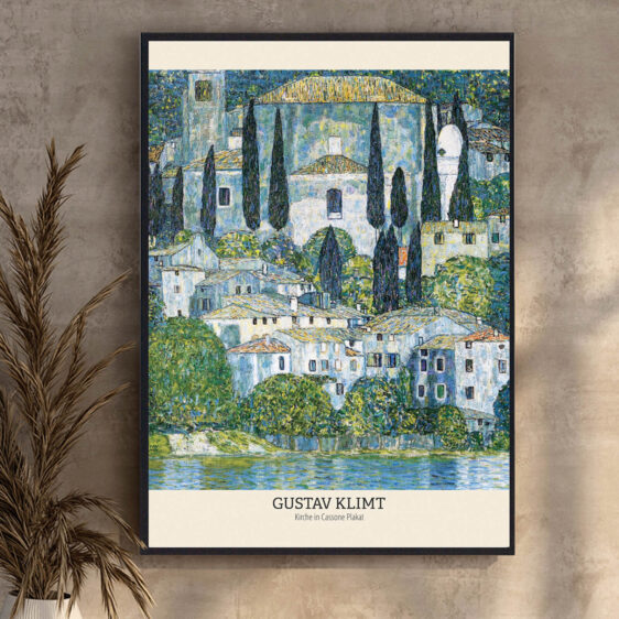 Kirche in Cassone af Gustav Klimt skaber en rolig og fredfyldt stemning med sin fremstilling af landskabet omkring kirken i Cassone. Klimt fanger den smukke natur og den enkle, men majestætiske bygning i et stille øjeblik, hvor farverne og detaljerne i landskabet understøtter kirkens rolige tilstedeværelse.
