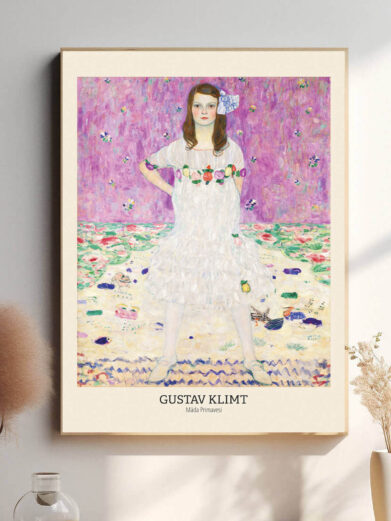 Klimt bruger sin karakteristiske dekorative stil til at fange mere end blot skønheden i Mada Primavesi’s ydre. Hendes opretstående holdning og intense blik, sammen med den rige, mønstrede baggrund, giver et indblik i hendes indre liv, hvilket skaber en kompleks og indsigtsfuld karakter.
