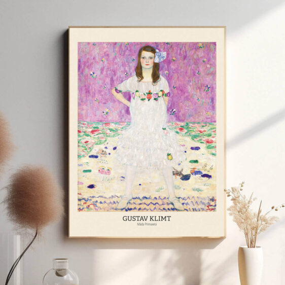 Klimt bruger sin karakteristiske dekorative stil til at fange mere end blot skønheden i Mada Primavesi’s ydre. Hendes opretstående holdning og intense blik, sammen med den rige, mønstrede baggrund, giver et indblik i hendes indre liv, hvilket skaber en kompleks og indsigtsfuld karakter.