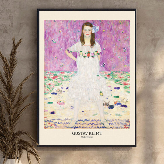 Portrait of Mada Primavesi af Gustav Klimt er et strålende eksempel på tidløs elegance. Mada Primavesi fremstår som en sofistikeret og stilfuld figur, hvor hendes farverige kjole og den dekorative baggrund af mønstre skaber en visuel harmoni, der både er klassisk og moderne i sin æstetik.