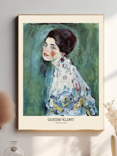 I dette portræt fletter Klimt både figurative og dekorative elementer sammen. Kvindens ansigt og påklædning er indrammet af rigt mønstrede teksturer og gyldne accenter, hvilket skaber en følelse af tidløs skønhed. Samtidig kan portrættet ses som en symbolsk fremstilling af kvindelighed og de indre lag af mystik og kraft.