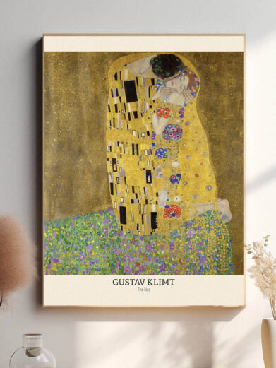 Klimts karakteristiske brug af guld og detaljerede mønstre i The Kiss skaber en mystisk og næsten æterisk kvalitet. Den gyldne baggrund og de geometriske mønstre omkring de elskende giver værket en surrealistisk følelse, hvor tid og rum synes at ophøre, og kun øjeblikket af kysset eksisterer.