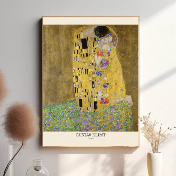 Klimts karakteristiske brug af guld og detaljerede mønstre i The Kiss skaber en mystisk og næsten æterisk kvalitet. Den gyldne baggrund og de geometriske mønstre omkring de elskende giver værket en surrealistisk følelse, hvor tid og rum synes at ophøre, og kun øjeblikket af kysset eksisterer.