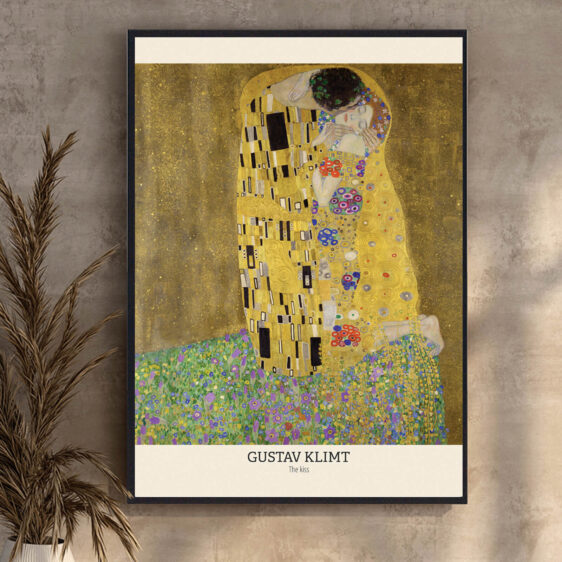 The Kiss af Gustav Klimt er et ikonisk værk, der udstråler intens passion og intim kærlighed. De to figurer, omgivet af et hav af gyldne mønstre, fletter sig sammen i et følelsesmæssigt og fysisk kys, der fanger essensen af nærhed og begær.