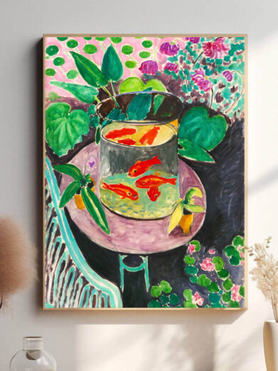 The Goldfish plakat af Henri Matisse indfanger den rolige bevægelse af de gyldne fisk i et farverigt og dynamisk design. Plakatens varme farver skaber en følelse af fred og harmoni, samtidig med at de levende fisk bringer liv til rummet.