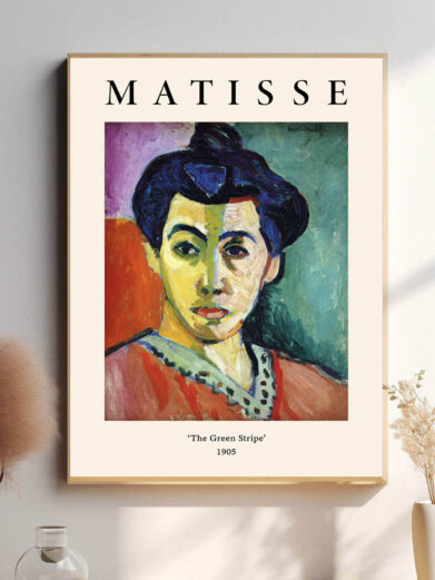 The Green Stripe af Henri Matisse er et portræt, der fanger personligheden af modellen gennem en intens farvebehandling. Den grønne stribe, der deler ansigtet, tilføjer både drama og dybde, og skaber et kraftfuldt udtryk for form og farve.