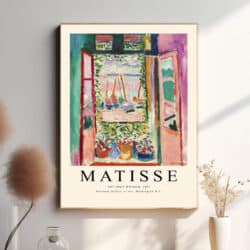 The Open Window af Henri Matisse fanger et øjeblik af fred og lethed, hvor naturen strømmer ind gennem et åbent vindue. Den livlige farvepalette og de enkle linjer inviterer betrakteren til at opleve verden udenfor.