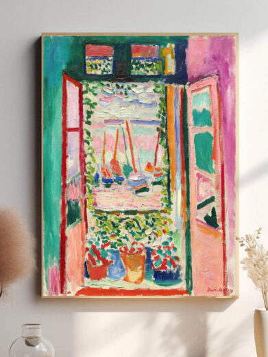 The Open Window plakat af Henri Matisse indfanger lyset og energien fra et åbent vindue, hvor farverne og linjerne flyder sammen for at skabe en følelse af frihed og nysgerrighed. Plakaten bringer en følelse af det udendørs liv ind i rummet.