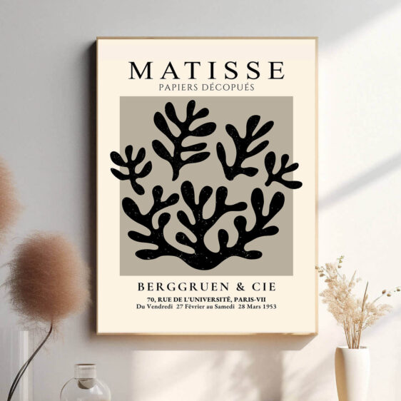 Matisse’s Black Leafs er et smukt eksempel på hans evne til at forenkle naturens elementer til det essentielle. De sorte blade, arrangeret i et dynamisk mønster, tilføjer både dybde og energi til kompositionen.
