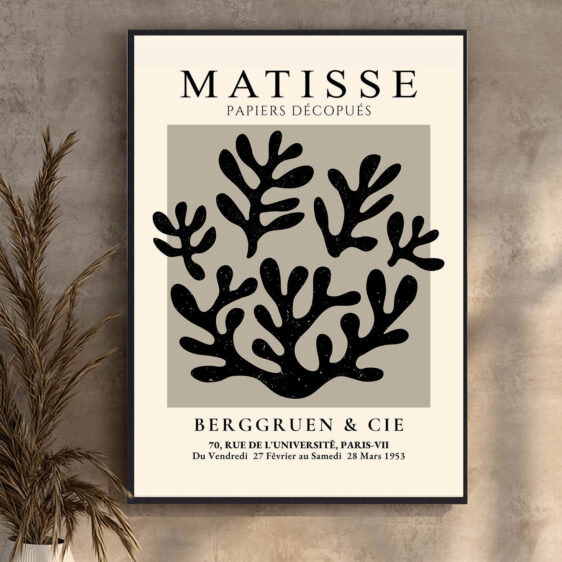 Black Leafs af Henri Matisse bruger enkle, sorte silhuetter af blade til at skabe et organisk mønster, hvor de skarpe linjer og abstrakte former skaber en følelse af naturens rytme og bevægelse.