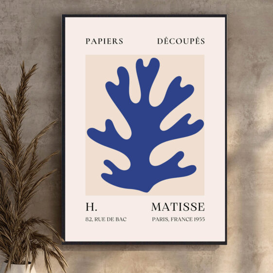 Blue Leaves Decoupés af Henri Matisse er et smukt eksempel på hans papirklipsteknik, hvor de abstrakte, blå blade skaber en organisk bevægelse, der synes at vokse og udvide sig. Matisse’s enkle, men ekspressive former fanger naturens rytme i et grafisk, stiliseret udtryk.