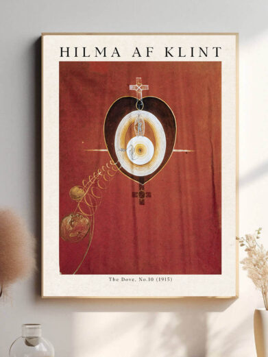 Duen er et centralt element i et komplekst og harmonisk design, hvor dens hvide farve står i kontrast til et netværk af farvede linjer og geometriske mønstre. Hilma af Klints arbejde reflekterer hendes spirituelle visioner, hvor duen repræsenterer sjælens frihed og forbindelsen til en højere åndelig virkelighed. Den subtile, men kraftfulde farvepalet forstærker følelsen af transcendens.