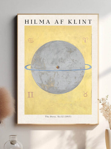 Maleriets abstrakte former og spiraler danner en atmosfære af universel forening, hvor duen svæver i et kosmisk landskab af farver og linjer. Hilma af Klint bruger geometrien til at udtrykke den åndelige orden i universet, hvor duen repræsenterer fred og balance i den større sammenhæng. De bløde farver og symmetriske mønstre fremhæver en følelse af indre ro og åndelig harmoni.