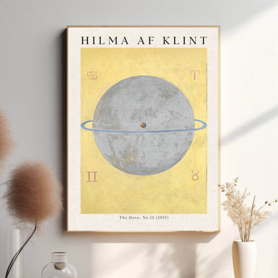Maleriets abstrakte former og spiraler danner en atmosfære af universel forening, hvor duen svæver i et kosmisk landskab af farver og linjer. Hilma af Klint bruger geometrien til at udtrykke den åndelige orden i universet, hvor duen repræsenterer fred og balance i den større sammenhæng. De bløde farver og symmetriske mønstre fremhæver en følelse af indre ro og åndelig harmoni.