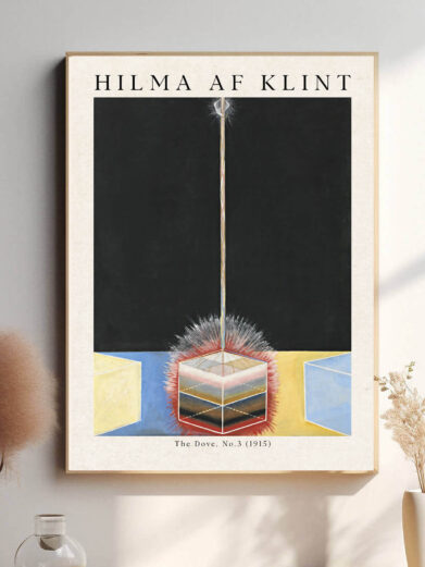 Denne plakat udstråler Hilma af Klints dybt spirituelle tilgang til kunst, hvor symboler og farver sammen vækker en følelse af forbindelse til det ukendte og det universelle.
