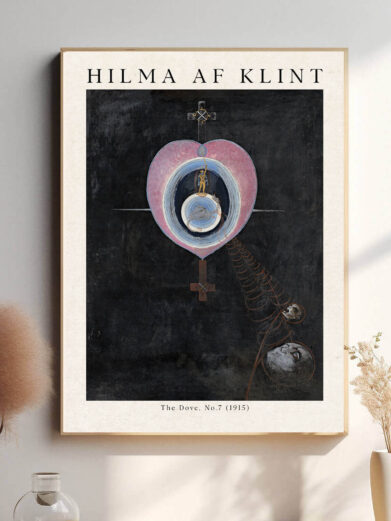 Hilma af Klint bruger en kompleks struktur af farver og geometriske figurer til at skabe en følelse af kosmisk rækkefølge, hvor duen fungerer som et symbol på åndelig frihed og harmoni. De skarpe linjer og bløde farver sammenfletter universets energier og skaber en følelse af transcendens og balance, som inviterer beskueren til at træde ind i et højere bevidsthedsniveau.
