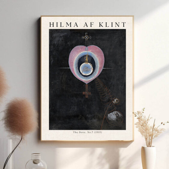 Hilma af Klint bruger en kompleks struktur af farver og geometriske figurer til at skabe en følelse af kosmisk rækkefølge, hvor duen fungerer som et symbol på åndelig frihed og harmoni. De skarpe linjer og bløde farver sammenfletter universets energier og skaber en følelse af transcendens og balance, som inviterer beskueren til at træde ind i et højere bevidsthedsniveau.