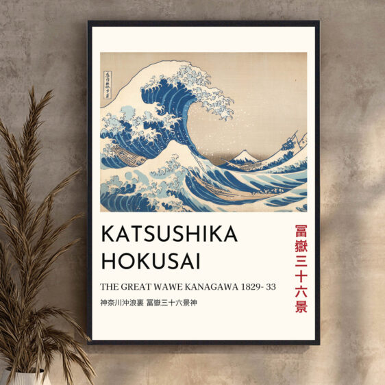 Hokusais "The Great Wave" viser en enorm bølge, der hæver sig truende over små både. Den dramatiske bølge symboliserer naturens vilde kræfter, mens Mount Fuji i horisonten repræsenterer stabilitet og tidløshed, hvilket skaber en kontrast mellem det truende hav og den rolige landskab.