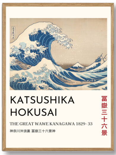 Hokusai fanger den dramatiske skønhed af havets kraft i "The Great Wave", hvor en gigantisk bølge ruller mod små både. I baggrunden ses Mount Fuji, som står som et symbol på naturens evige, men stille, tilstedeværelse, modsat bølgens ødelæggende energi.