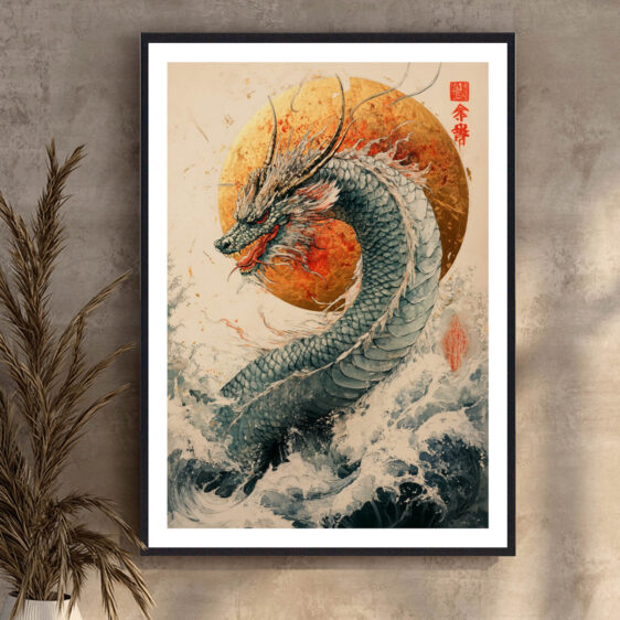 Hokusai skaber en dramatisk scene, hvor en majestætisk drage vrider sig op mod himlen, dens skæl glitrende i mørke nuancer. Dens lange hale snor sig gennem skyerne, mens de bølgende bevægelser spejler sig i de oprørte bølger under den, hvilket giver et indtryk af både styrke og mystik.