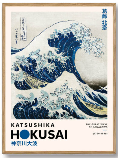 Denne plakat gengiver det dramatiske billede af en enorm bølge, der truer med at oversvømme både. Den spektakulære bølge er omgivet af små detaljer, mens Mount Fuji i baggrunden giver et stille og roligt modspil til havets voldsomme energi.
